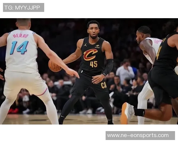 米切尔半场表现亮眼5中3贡献7分1板2助2断展现潜力